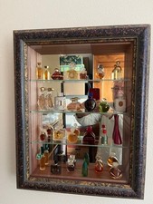 Vitrine en bois et miroir avec