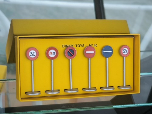 Dinky toys panneaux - toys,