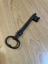 Grande clé de porte ancienne