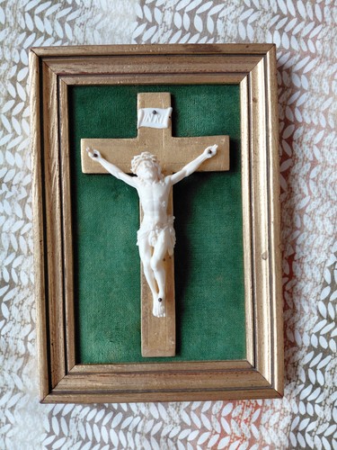 Crucifix ancien sur fond - , de
