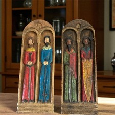 Deux panneaux en bois sculpté, 58 x 20,5 cm. Chacun représente deux personnages,