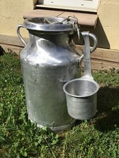 Bidon à lait 20L estampillé ROUSTANG avec sa mesure alu 1L SEB