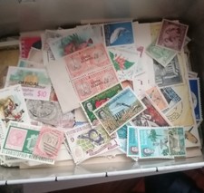 Une boîte à sucre pleine de timbres a trier voir description  + un viel album