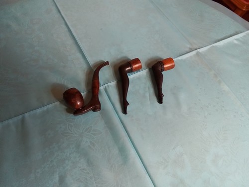 Lot trois pipes - trois, pipes.
