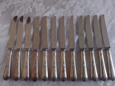 Service de 12 couteaux de