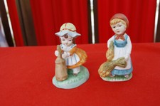2 sujets personnages paysanne blé baratte à beurre biscuit (faïence porcelaine)