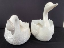 PAIRE DE 2 GRANDS CACHE-POTS CYGNES EN PORCELAINEPAIRE BARBOTINE VINTAGE