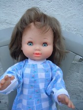 POUPEE  JESMAR BRUNE AUX YEUX BLEUS DE 42 CMS