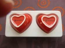 DEUX RAMEQUINS COEURS ROUGES ET BLANCS TBE