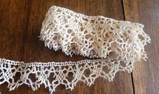  Dentelle ancienne aux fuseaux