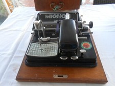 Maquina de escribir Mignon (AEG) con estuche in madera con su llave años 1900
