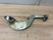 UNE PEDALE DE FREIN ARRIERE