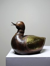 Petit canard en bois sculpté
