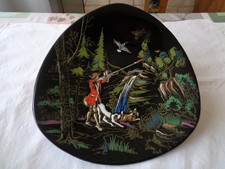 ASSIETTE EN FAÏENCE NOIRE ET