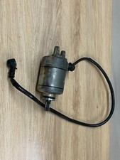 UN DEMARREUR ELECTRIQUE MOTO