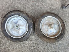 2 roues de voiture à