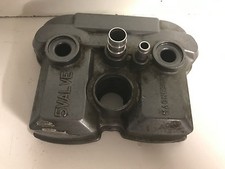 UN CAPOT COUVERCLE DE CULASSE