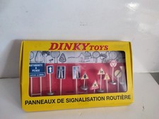 DINKY TOYS BOX 11 ROAD SIGNS 1/43 CAR ATLAS
