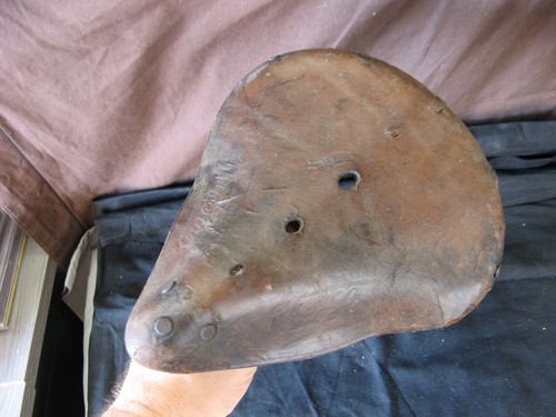 Très ancienne selle vélo - très,
