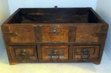 Coffre en bois avec ferrures &