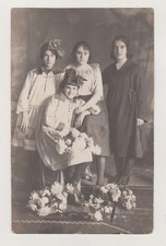 Trois jolies jeunes femmes