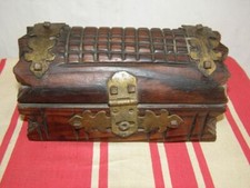 Ancien coffre à bijoux en forme de malle en bois et fer forgé