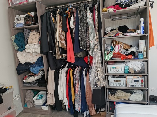 Armoire vêtements ouverte - à,