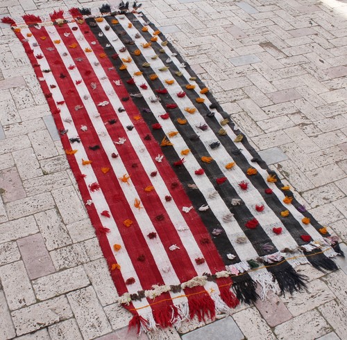 Tapis décoratif rouge vintage