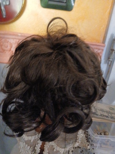 Jolie perruque brune pour - jolie,