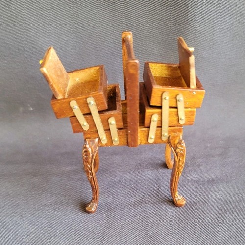 Table couture miniature - table,