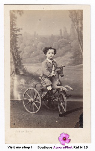 Enfant sur tricycle cheval - tricycle,