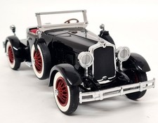 Danbury 1/24 - Stutz Black Hawk 1927 Boattail Black Red Diecast Model Car