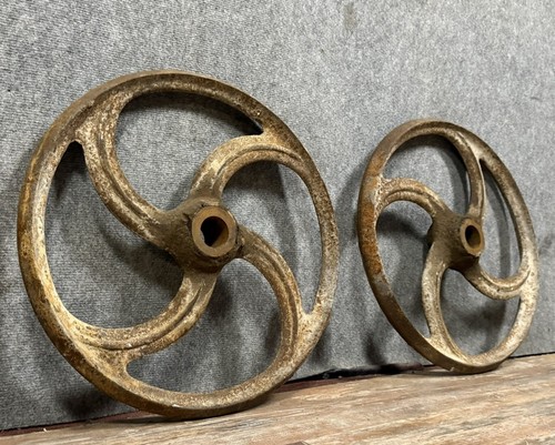 Deux anciennes roues fonte - anciennes, en