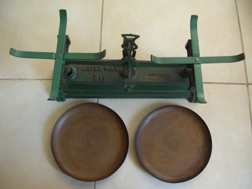 Ancienne balance avec - , 2