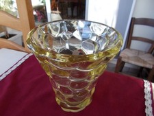 Vase  en verre jaune, signé