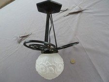 Ancien lustre Art Déco en fer forgé martelé et verre moulé