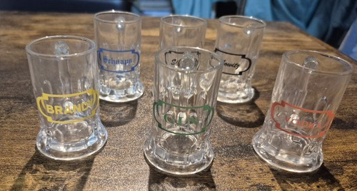 Lot petits verres à - 6,