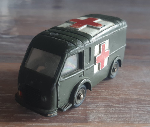 Dinky toys ancienne ambulance - toys,