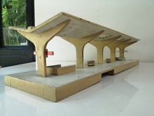 ancien jouet maquette train quai de gare bois modélisme SNCF PLM