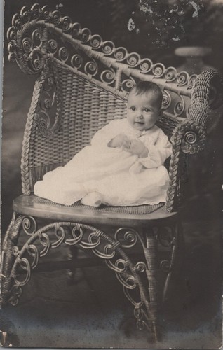 Bébé dans berceau osier - berceau,