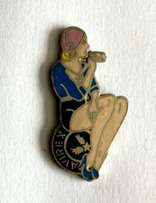 84 - Pin's  PIN-UP SEXY ASSISE