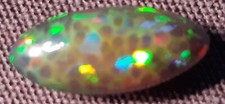 Opale noire 5.50CT motifs en nid d´abeilles certificat AIG