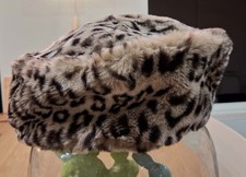 Toque en fausse fourrure à