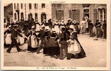 29 TYPES DE BRETAGNE Carte postale ancienne /REF - V7519