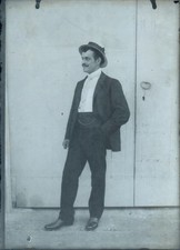 18 x 13 CM GLASS PHOTO PLATE, NEGATIVE, MAN STANDING, SUIT AND HAT