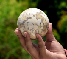Grande boule sculptée à la