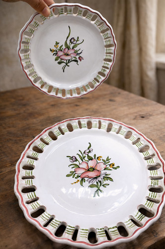 Paire assiettes ajourées - de, 2
