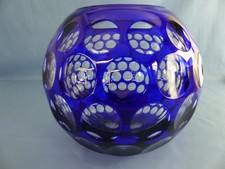 Cristal de SAINT-LOUIS grand vase boule overlay bleu doublé à facette, signé S/L