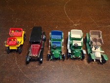 5 petites voitures miniatures