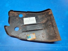 Ecran pare-boue supérieur d'aile avant gauche pour: Peugeot 305 Berline et Break